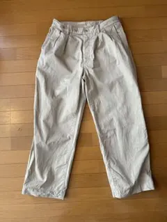 ライトベージュ チノパン
