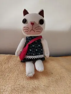 猫のぬいぐるみ 絣のワンピに赤いバック