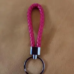 赤い編み込みレザーキーホルダー