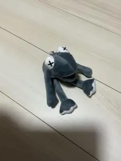 KAWS カエル ぬいぐるみ キーホルダー グレー