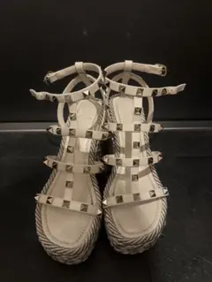 valentino ロックスタッズ　カーフスキン　ウェッジサンダルのサムネイル