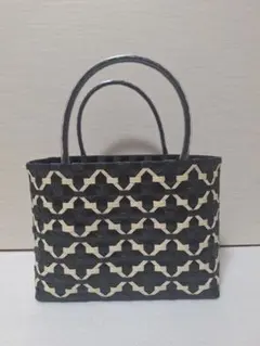 ppバンド　カゴバッグ　黒色にベージュ