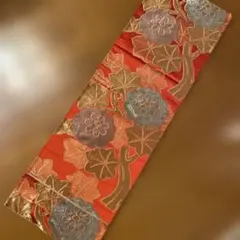 和風テーブルランナー　　赤い帯地に花と葉85