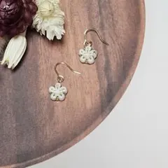 チェコガラスビーズの小ぶりピアス／イヤリング　白《No.146》