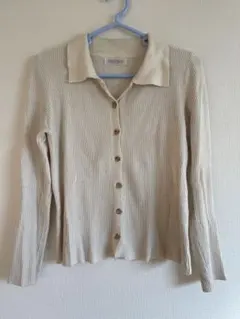 リブ編みベージュ長袖シャツ