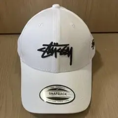 Stüssy ホワイト スナップバックキャップ