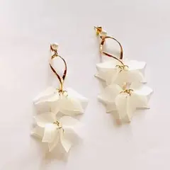 花びらピアス　ホワイトフラワーピアス　ロングピアス　合金　プラスチック花