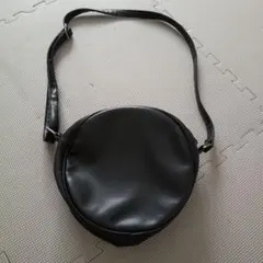 ラウンド型 ショルダーバッグ ブラック 黒い円形ショルダーバッグ