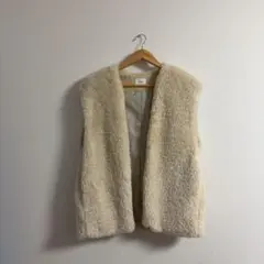 LOWRYSFARM クリーム色 ファー ノーカラーベスト