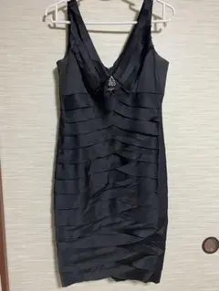 黒いタイトフィットドレス ビジュー付き（割れている）6号