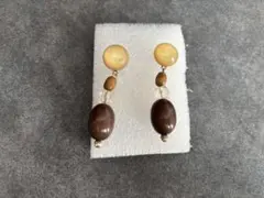 ブラウン系ドロップ型ピアス