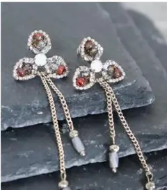 ピアス 花デザイン フラワーモチーフ ビジュー 煌めき 上品 可愛い