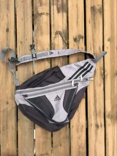 adidas ワンショルダーバッグ　スリングバッグ