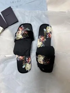 2025年最新】フラワーシューズ PRADAの人気アイテム - メルカリ