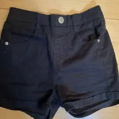 黒いロールアップ半ズボン