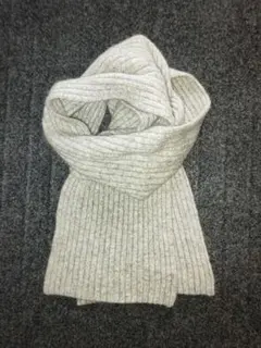 リブ編みライトグレーのニットマフラー