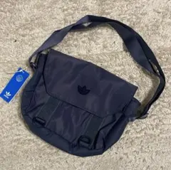 adidas アディダス　ショルダーバッグ　ネイビー　トレフォイル　バッグのサムネイル