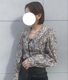 花柄ブラウスのサムネイル