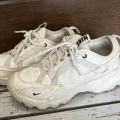 NIKE/ナイキ　ウィメンズ TC7900：スニーカー　22.5センチ