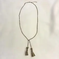 タッセル付きベージュネックレス