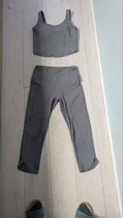 グレーのヨガウェアセット（トップス・パンツ）Sサイズ