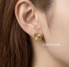 クローバーピアス ゴールド　フラワーモチーフ　おしゃれ　可愛い　スタッズ