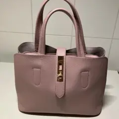ピンクのバッグ