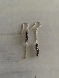 IOSSELLIANI フィッシュボーンモチーフピアス - メルカリ