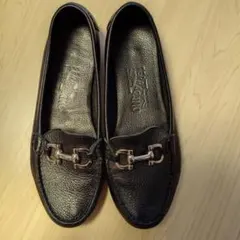 フェラガモ黒レザー ローファー 金属バックル付き