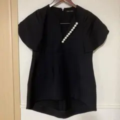 ♡新品タグ付♡　ヨーコチャン　Vネックブラウス　ブラック　サイズ40　2024 ♡新品タグ付♡ ヨーコチャン Vネックブラウス ブラック サイズ