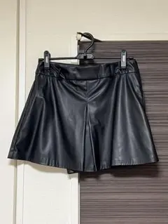 ZARA フェイクレザー ショートパンツ