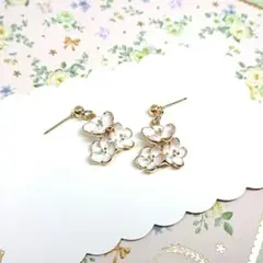 No.104☆3輪フラワー ピアス イヤリング マスクチャーム