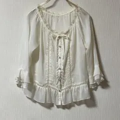 COMME CA ISM フリル付きホワイトブラウス 【L】ビジューボタン