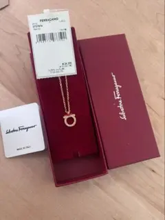 Salvatore Ferragamo ロゴネックレス 箱付き - メルカリ