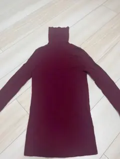 【ユニクロ】バーガンディ タートルネック セーター