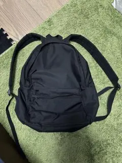 黒いシンプルバックパック