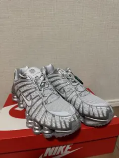 Nike Shox TLシルバー スニーカー