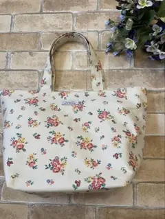 たっぷりはいるトートバッグ　花柄　生成