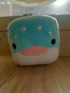 海遊館　ジンベイザメ　キューブ型　ぬいぐるみ　マスコット　キーホルダーのサムネイル
