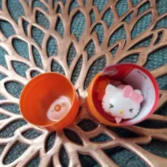 チョコエッグ　Hello Kitty コラボレーション　令和風　指ハート♡