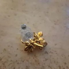 花モチーフの金色ブローチ