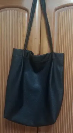 黒いレザー風トートバッグ