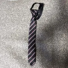 子供用 ネクタイ 黒と赤のストライプ