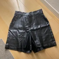 ブラック合成皮革ショートパンツ