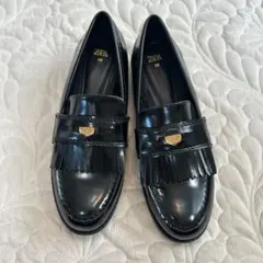 ☆美品☆【ザラ】コインローファー (39) エナメル　フリンジ　ブラック