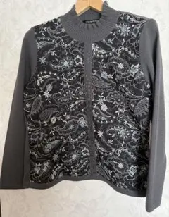 刺繍入りグレーのハイネックニット