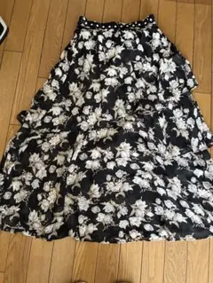 axes femmeフレアスカート 黒地に白い花柄