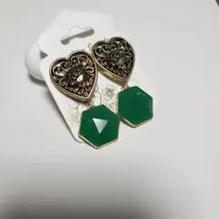 ヴィンテージボタンと六角形ガラス風グリーンピアス ハンドメイド