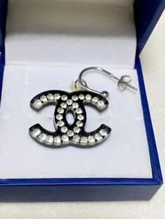 CHANEL ロゴ型ピアス ブラック