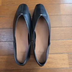 welleg 極やわ Vカットゴールドアクセントパンプス ブラック 24cmのサムネイル